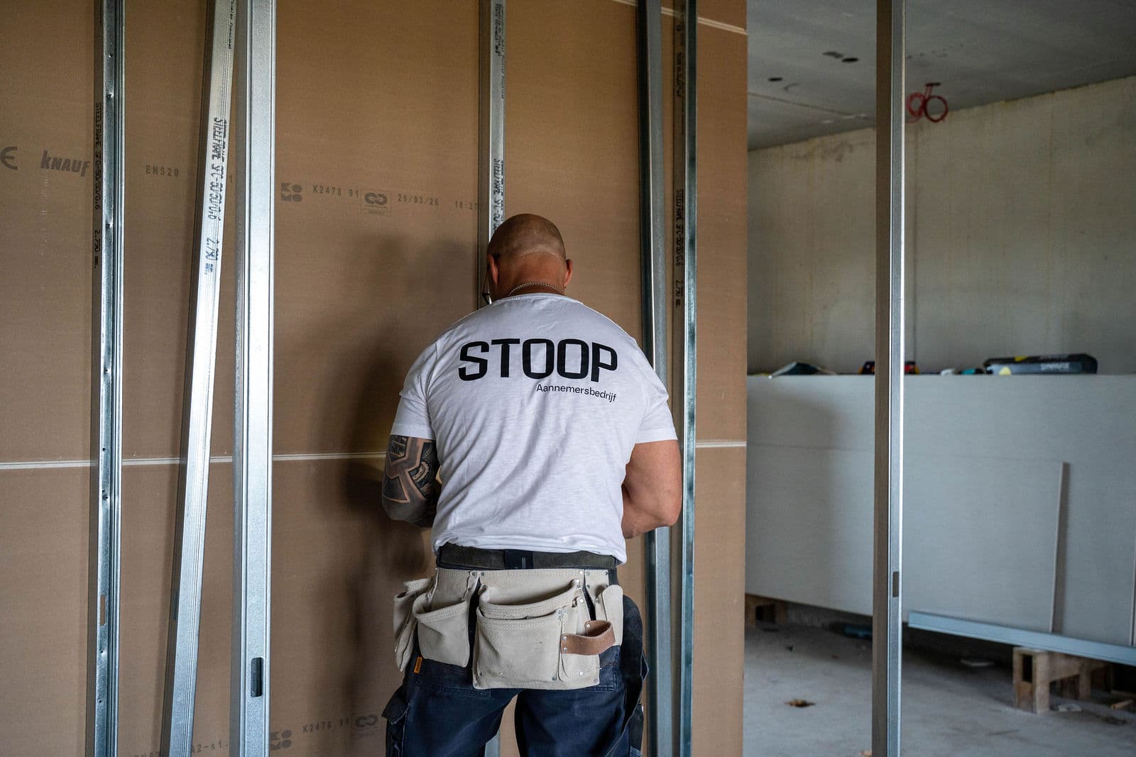 Vakman plaatst een metal-studwand
